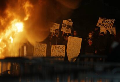 Manifestantes protestan frente a un fuego en la Plaza Sproul de Berkeley.