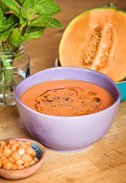 <p><i>Ingredientes</i></p><p> Para 4 personas: un kilo de melón cantalupo sin cáscara ni semillas, 1,2 kilos de tomates tipo pera, 60 gramos de almendras crudas, 2 cebolletas, vinagre de manzana, aceite de oliva virgen extra, sal y pimienta. </p><p><i> Preparación </i></p><p> Cortar unos 250 gramos de melón en daditos para el emplatado y reservar en la nevera. Pelar las cebolletas, cortarlas en tiras no muy finas y ponerlas en un bol con un poco de vinagre durante una media hora para que no piquen ni repitan. Hacer un corte en cruz a los tomates y escaldarlos en agua hirviendo unos segundos, pasándolos posteriormente a un cuenco con agua helada. Pelarlos y pasarlos a un bol de batidora junto a las almendras, sal, vinagre y aceite al gusto, el melón, la cebolleta y dos vasos de agua (o unos cubitos de hielo). Triturar, probar y rectificar la sazón si es necesario. Servir la sopa fría con pimienta negra recién molida y acompañada de los dados de melón. </p>
