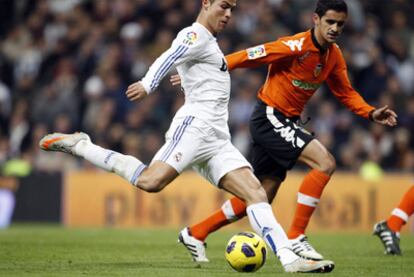 Cristiano Ronaldo se dispone a disparar ante Ricardo Costa en uno de los ataques del Madrid.