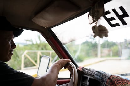 Clemente Rodríguez, en su camioneta en Tixtla.