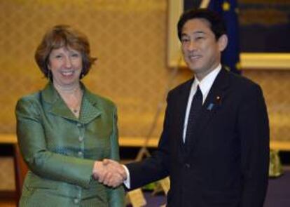 La alta representante de Política Exterior y Seguridad de la UE, Catherine Ashton (i), estrecha la mano del ministro de Asuntos Exteriores japonés, Fumio Kishida, antes de una reunión en el ministerio japonés "Iikura" de Tokio, el pasado 28 de octubre. EFE/Archivo