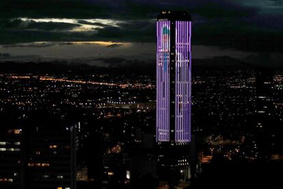 La emblemática Torre Colpatria de Bogotá (Colombia) proyecta en sus paneles de luz, imágenes que rinden homenaje a los trabajadores que no detienen su labor durante la pandemia de la covid-19.