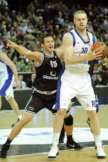 Janis Blums, del Bizkaia, y Maarten Leunen, del Cantú, en un momento del partido.