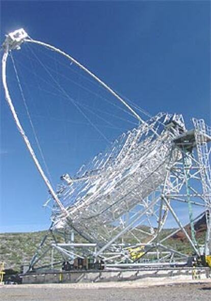 El telescopio Magic, con parte de los espejos.