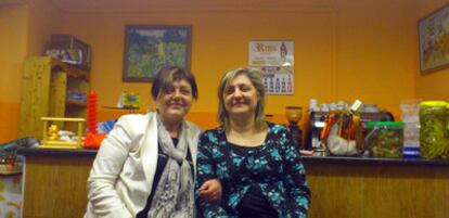 María José, a la izquierda, tras reunirse el pasado fin de semana en León con su supuesta hermana Vicky en una foto cedida por la familia