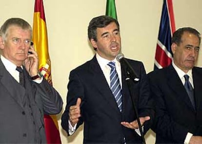 El ministro de Interior, Ángel Acebes, junto a sus colegas italiano y alemán.