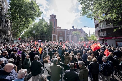 Miles de personas participan en la concentración en la calle de Ferraz en apoyo al presidente del Gobierno, Pedro Sánchez.