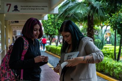 Elisabet Benavent firma libros de las estudiantes. 