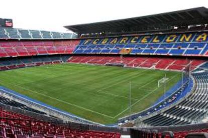 Vista del césped del Camp Nou. EFE/Archivo