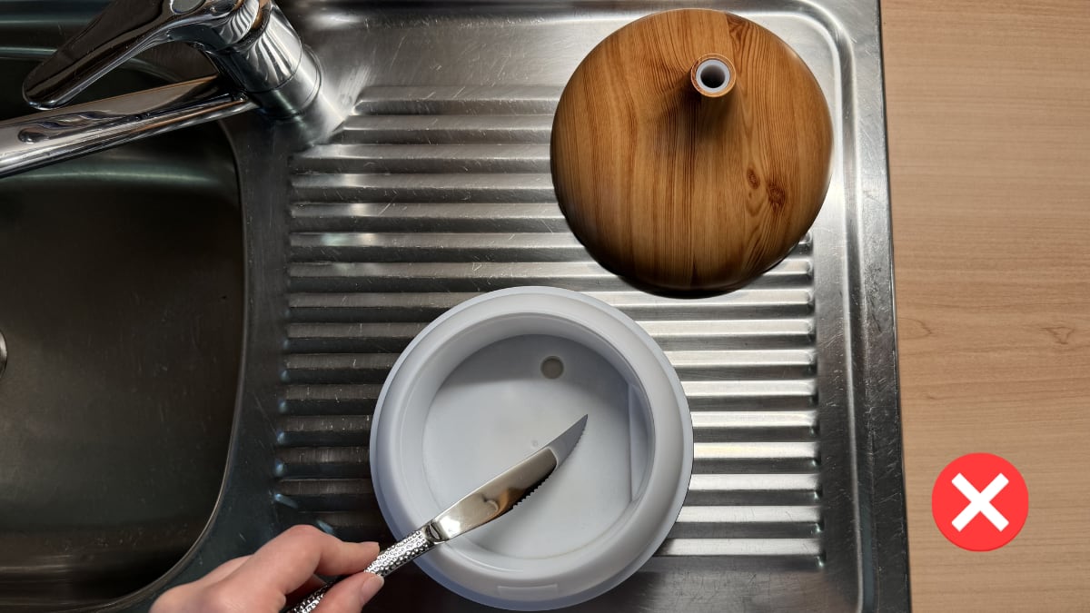 Nunca debes utilizar un cuchillo u otros objetos metálicos para limpiar tu difusor de aromas.