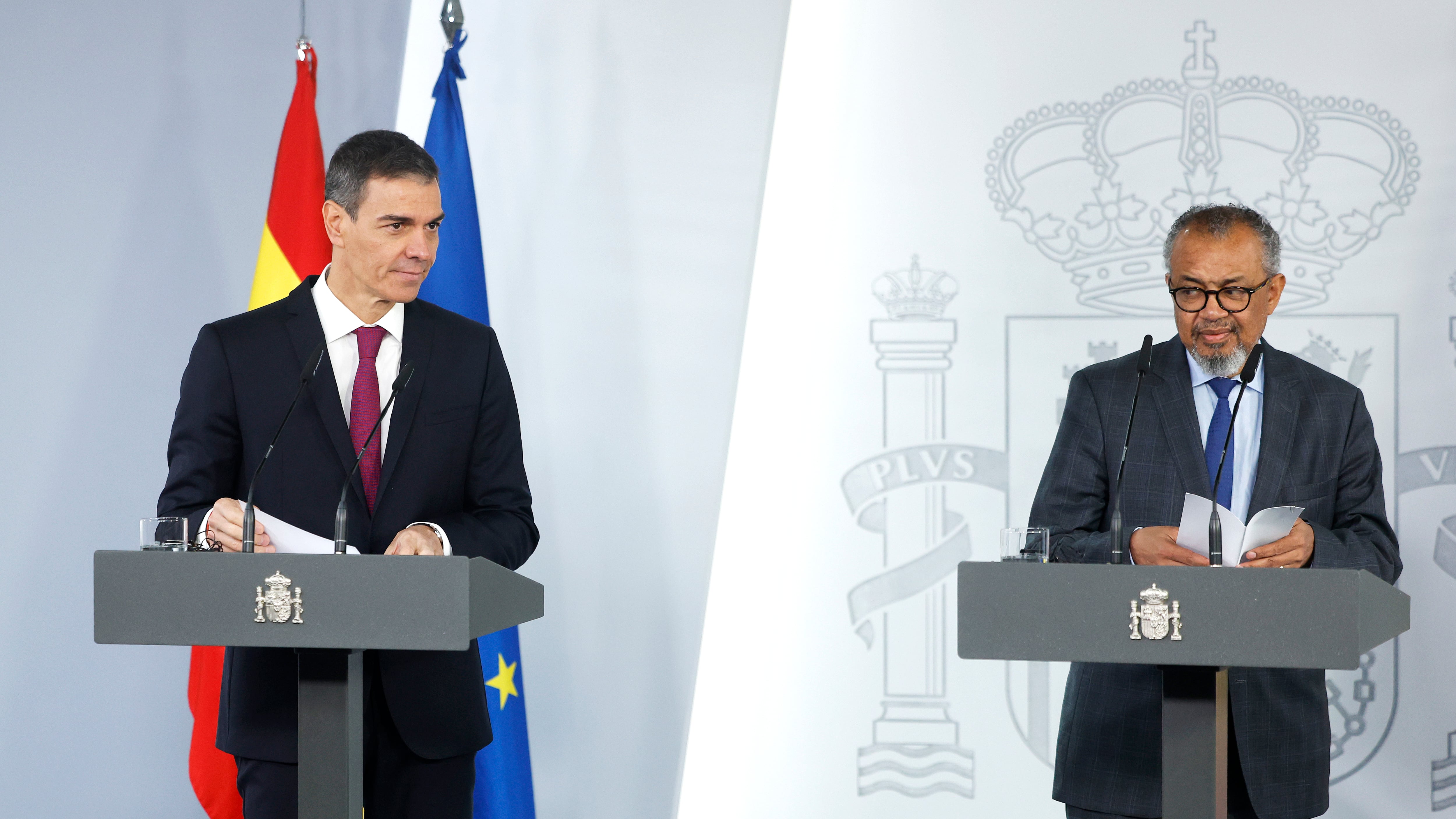 Pedro Sánchez y el director de la OMS se felicitan por el “éxito” de la operación del hantavirus