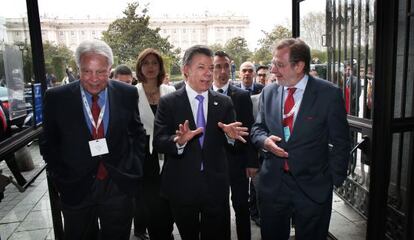 D'esquerra a dreta, Felipe González, Juan Manuel Santos i Juan Luis Cebrián, a la seva arribada al Fòrum per la Pau a Colòmbia, aquest dilluns a Madrid.