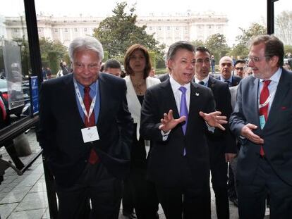 De izquierda a derecha, Felipe Gonz&aacute;lez, Juan Manuel Santos y Juan Luis Cebri&aacute;n, a su llegada al Foro por la Paz en Colombia, este lunes en Madrid.