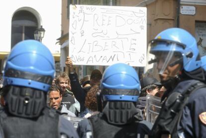 Inmigrantes y activistas italianos participan en una protesta ante la estación de Ventimiglia.
