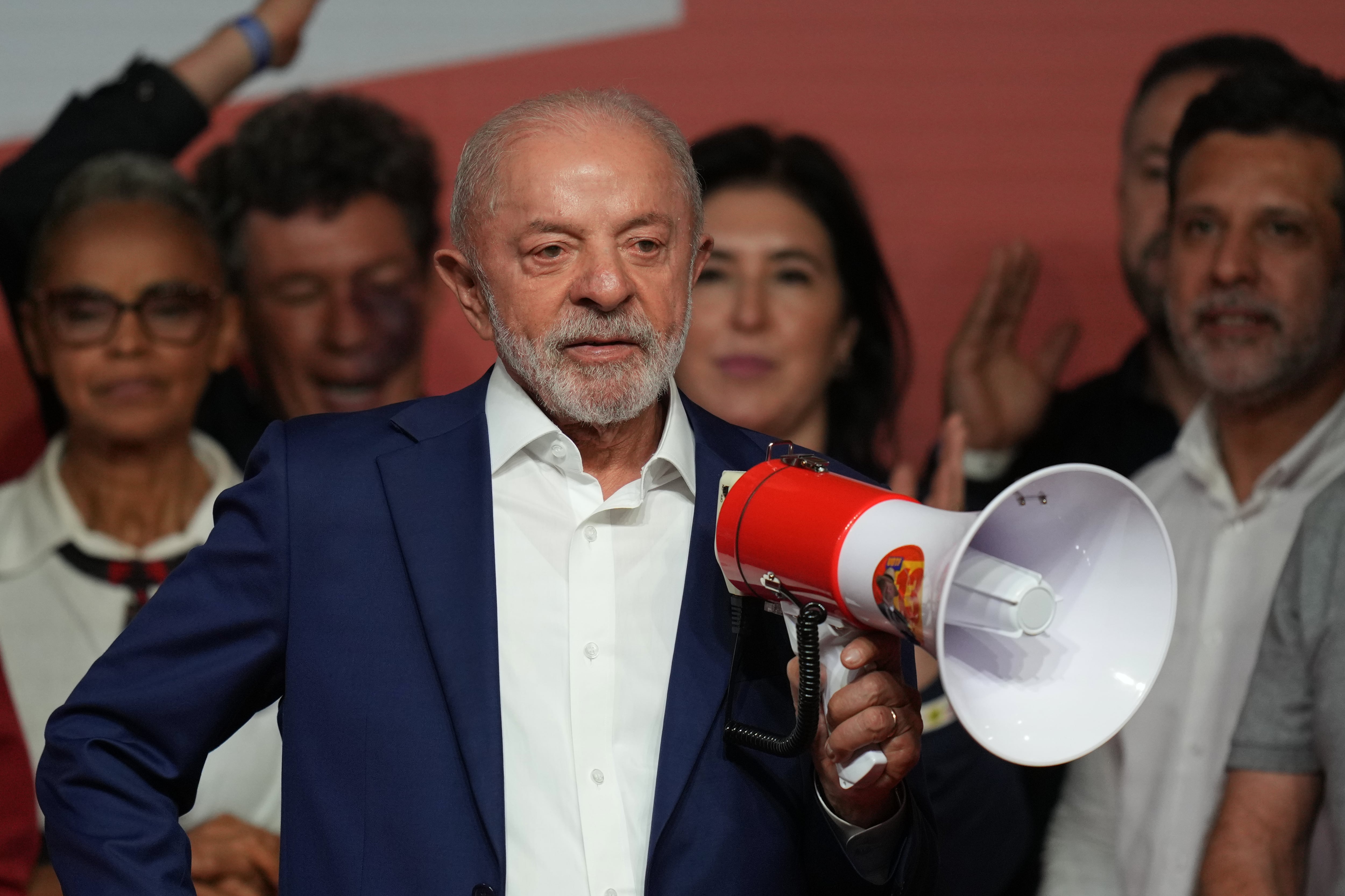 Lula admite que el resultado electoral es “inesperado”y ataca a Bolsonaro por sus lazos con el crimen