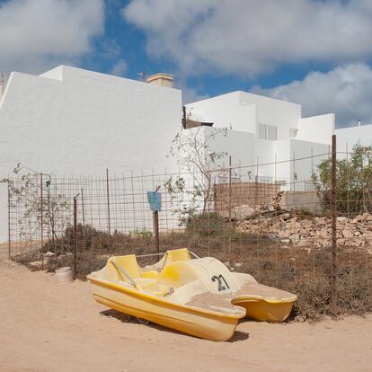 Lanzarote. Un hidropedal
abandonado en Caleta de Sebo, en la costa sur de
la isla.