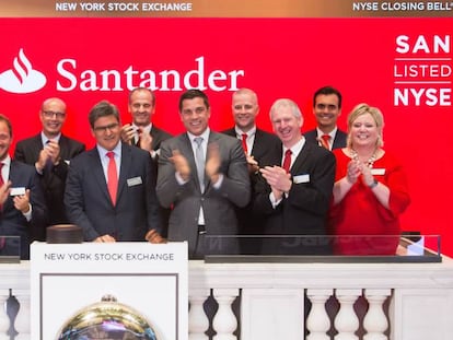 El consejero delegado de Santander, Antonio Álvarez, realiza el toque de campana en Wall Street por el 30 aniversario de cotización del banco.