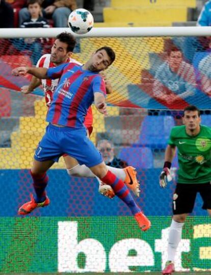 Trujillo disputa un bal&oacute;n a&eacute;reo con Barral, del Levante.