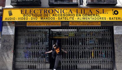 Electrónica Lila, SL, en la calle del Barquillo, sigue abierta al público y no es una de las tiendas de música y electrónica que ha cerrado sus puertas últimamente en dicha calle, como erróneamente se decía en el reportaje <a href="http://www.elpais.com/articulo/madrid/calle/silencio/elpepiespmad/20110420elpmad_18/Tes"><i>La calle del silencio</i></a>, publicado el pasado 20 de abril.