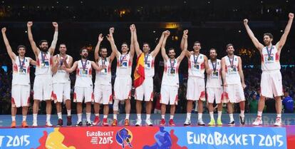 The Spanish team celebrate their win on Sunday.