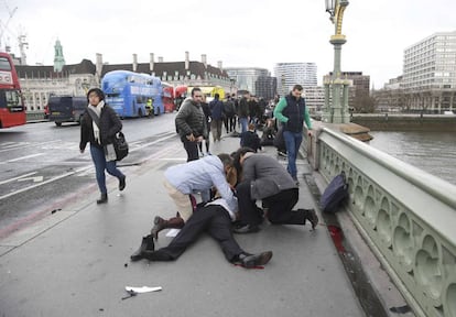 Heridos son asistidos después del atentado en el puente de Westminster en Londres.