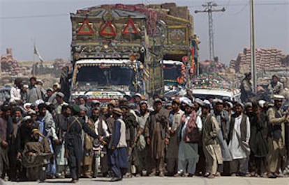 Decenas de afganos esperan en el paso fronterizo de Chaman, con la esperzana de poder entrar en Pakistán.
