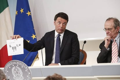El primer ministro italiano, Matteo Renzi, y el ministro de Econom&iacute;a, Pier Carlo Padoan (a la derecha)