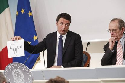 El primer ministro italiano, Matteo Renzi, y el ministro de Economía, Pier Carlo Padoan (a la derecha)