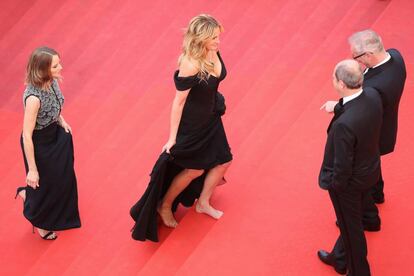 La actriz Julia Roberts acudió descalza en Cannes a la presentación de 'Money Monster' como signo de apoyo a la joven despedida por llevar tacones.