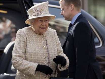 La reina Isabel II llega a la inauguraci&oacute;n de un museo en el complejo de edificios Charterhouse en Londres (Reino Unido) el 28 de febrero de 2017.