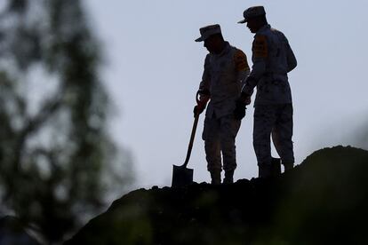 Elementos de la Guardia Nacional trabajan en labores de rescate en una mina en Sabinas, Estado de Coahuila (México), este jueves.