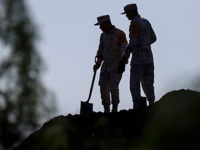 Elementos de la Guardia Nacional trabajan en labores de rescate en una mina en Sabinas, Estado de Coahuila (México), este jueves.