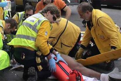 Efectivos de los servicios de emergencia atienden al agresor en la calle Juan Pérez Zúñiga de Madrid.