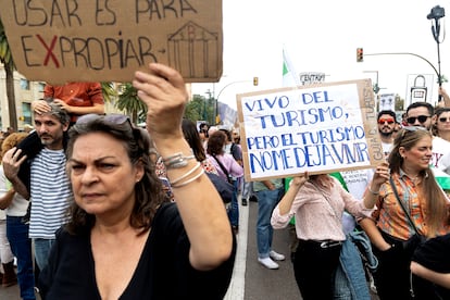 Miles de personas participan en una manifestación que denuncia los precios abusivos de la vivienda y el modelo turístico en Málaga.