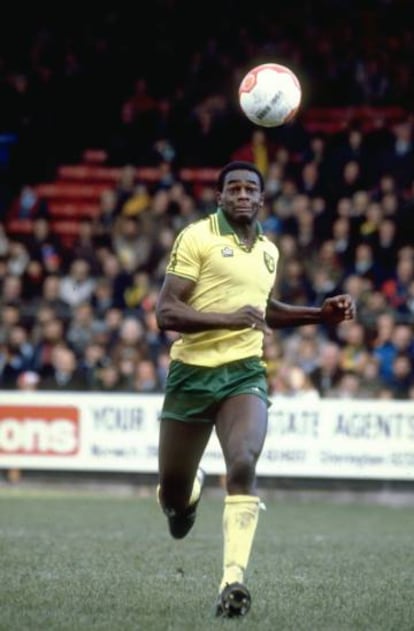 El delantero del Norwich City durante un partido en 1981.