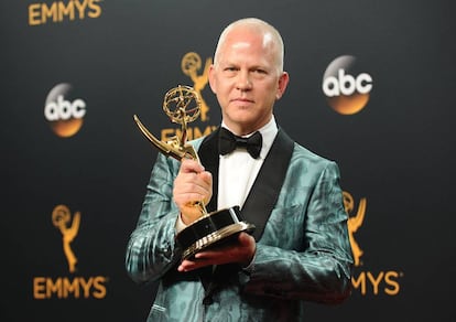Ryan Murphy posa con un premio Emmy ganado por 'American Crime Story' en 2016.