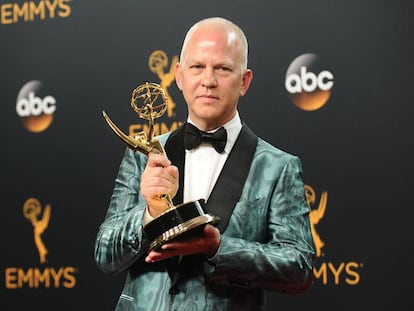 Ryan Murphy posa con un premio Emmy ganado por &#039;American Crime Story&#039; en 2016.