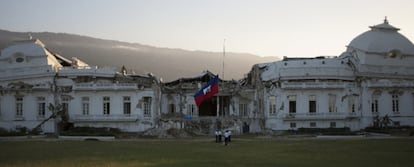 Acto de recuerdo de las víctimas del seísmo de enero de 2010, junto al palacio nacional.