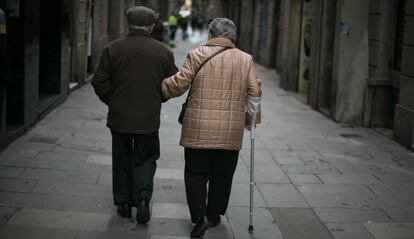 Una pareja de personas mayores pasean por el Raval de Barcelona.