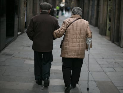 Una pareja de personas mayores pasean por el Raval de Barcelona.