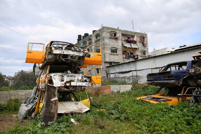 Em Gaza tudo se aproveita. As montanhas de veículos que se empilham nos ferros-velhos são desmontados para que suas peças sejam aproveitadas.