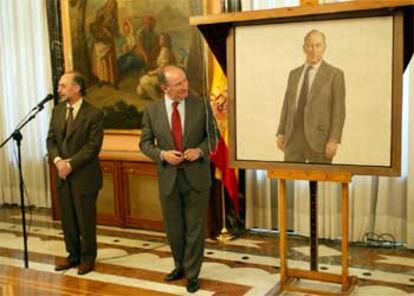 Rodrigo Rato (centro) observa su retrato durante la presentación de Cristóbal Montoro.