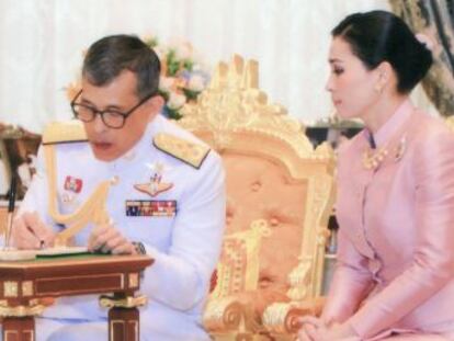 El monarca anuncia que ha contraido matrimonio con Suthida Vajiralongkorn na Ayudhy, que se ha convertido en su cuarta esposa cuatro días antes de su entronización