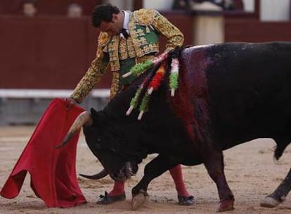 Antonio Ferrera, durante un pase al sexto toro de la tarde, ayer en Las Ventas.