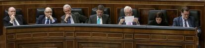 De izquierda a derecha: Jorge Fernández Diez, Cristóbal Montoro, Pedro Morenes, Rafael Català, José Manuel García-Margallo, Soraya Sáenz de Santamaría y Mariano Rajoy.