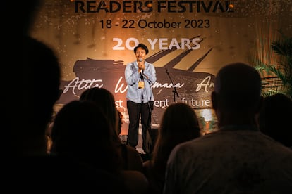 Virginia Helzainka, de 23 años, se mudó de Yakarta a Bali en 2013 para estudiar. Hoy trabaja allí para una plataforma tecnológica y organiza eventos de poesía. “Mi madre me dice que Bali está llena de gente homosexual y que tenga cuidado”, reconoce. Helzainka se define como 'queer' (persona que prefiere no ser clasificada por sus prácticas sexuales o su género), pero su regla con la familia es 'Don't ask, don't tell' (no preguntes, no cuentes).
La homosexualidad no es ilegal según la ley indonesia, pero el Parlamento indonesio aprobó en 2022 un nuevo código penal que condena la cohabitación de cualquier persona (con seis meses de prisión) y el sexo fuera del matrimonio (con un año de cárcel), lo que ilegaliza, 'de facto', también las relaciones no heterosexuales. La norma entrará en vigor, previsiblemente, en 2025.