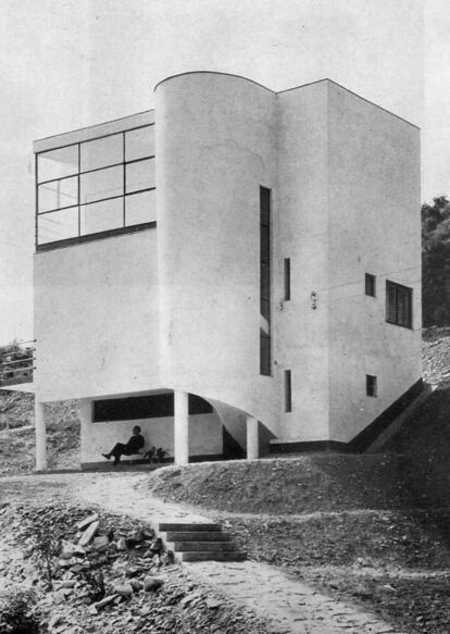 En la Casa Hoffmann se percibe bien la evolución de Fischer desde sus primeras construcciones en forma de cubo a la paulatina introducción de formas volumétricas y circulares.
