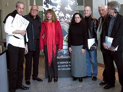 El director musical Paul Daniel y el de escena Dieter Dorn, en ambos extremos, con artistas del equipo de <i>L'upupa<i>.