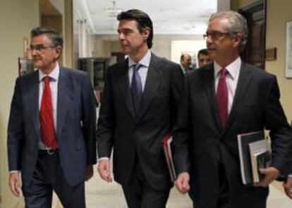 El ministro de Industria, Energía y Turismo, José Manuel Soria (c), el pasado 26 de julio a su llegada a la comisión correspondiente del Congreso para analizar la situación de la minería del carbón, junto al presidente de la misma Pablo Matos (d), y el portavoz Ovidio Sánchez Díaz. EFE/Archivo