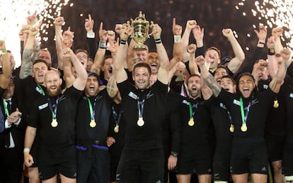 Richie McCaw, capitán de Nueva Zelanda, levanta el trofeo de campeones del mundo.